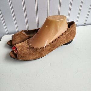 Vaneli Women's Tan Brown Suede Open Toe Flat Scalloped Leather Upper Sz 8.5